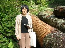 美奈子店長と切り出されたエピセアの大木。