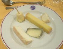 私が選んだチーズ。コンテの他は全てやぎのチーズです。シャロレ、ヴァランセ、バラット、クロタン。どれも美味しかったです。