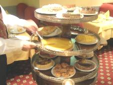 美奈子店長が選んだケーキデザート。３段重ねで全１５種類のタルトやケーキがありました。