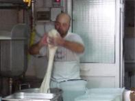 こちらの職人さんは、カチョカバロを作っています。やはりチーズを引っ張って延ばした後で、それらを両手で丸い形にしていきます。時々、お湯にチーズを浸すことで、チーズの柔らかさを保ちながら、形を整えていきます。