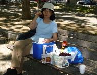 昼ごはんは、朝市で買ったさくらんぼやフィノッキオ、トマト、パンにオレンジジュースなどを公園のベンチで食べました。