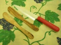 オリーブの木で出来たバターナイフ。ガラス瓶のジャムを取るのにも便利です。刃渡り１３ｃｍのセラミックナイフとの大きさを比べてください。