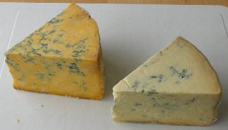 イギリスの青カビのチーズです。左がシュロップシャーブルー、右がスティルトンです。