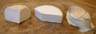 どれが美味しくないやぎのチーズでしょうか？正解は、右端にある柔らかそうなのが状態の悪いチーズです。