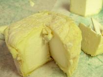 この状態のチーズですと包装紙を外して、もう少し水分をチーズから抜いてあげないと蒸れてきます。