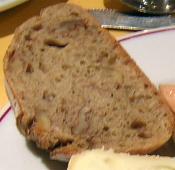 レーズンやクルミの入ったパンがチーズワゴンにのっていました。