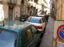 カルタジローネの旧市街地。駐車するスペースがとても狭いです。
