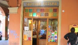 イタリアボローニャの美味しいレストラン、il Portico。メニュを見る美奈子店長。