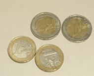 １ユーロと２ユーロの硬貨。紙幣が使えない自動券売機で切符を買うときに便利です。