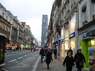 モンパルナスのシンボルの高層ビルが見えます。この通りの右側の少し先にフランステレコムの「ＯＲＡＮＧＥ」という名前の店があります。